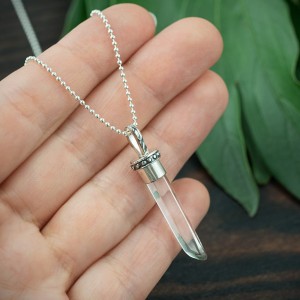 Srebrny wisior z kryształem górskim w ozdobnej oprawie