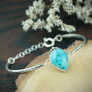 Srebrna bransoletka z turkusem i roślinnym wzorem
