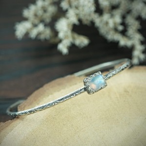 Srebrna okrągła bransoletka z kamieniem księżycowym