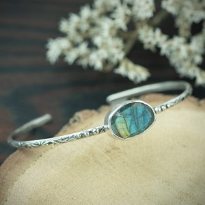 Srebrna okrągła bransoleta z fasetowanym labradorytem