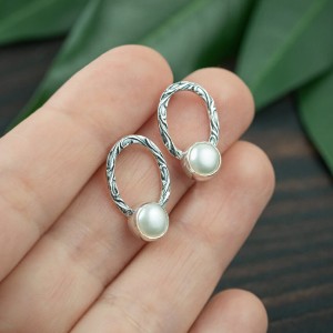 Srebrne sztyfty owalne z perłą i roślinnym wzorem