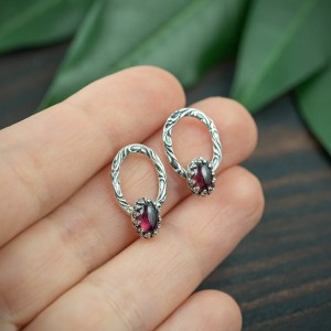 Srebrne owalne sztyfty z granatem i roślinnym wzorem