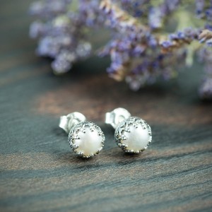 Evann - srebrne sztyfty z białymi perłami  i ozdobną oprawą