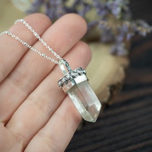 Srebrny wisior z kryształem górskim i różami