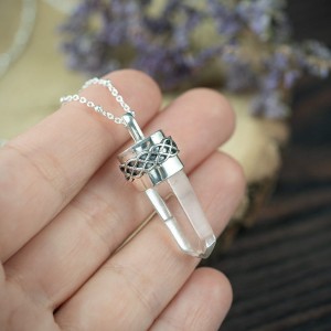 Srebrny wisior z kryształem górskim i celtycką plecionką