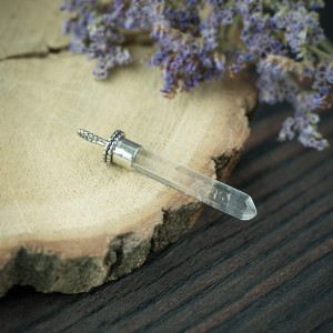 Srebrny wisior z kryształem górskim i kuleczkami