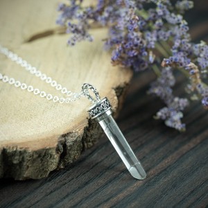 Srebrny wisiorek z kryształem górskim w zdobionej oprawie