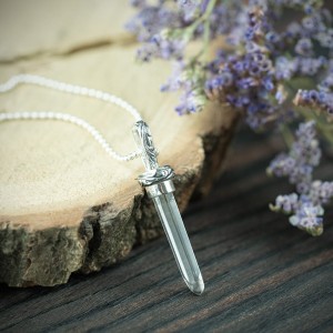 Srebrny wisiorek z kryształem górskim w ozdobnej oprawie Flora