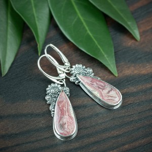 Zdobione kolczyki z różowym rodochrozytem i kwiatami