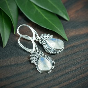 Zdobione kolczyki z kamieniem księżycowym i listkami