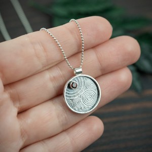 Srebrny wisiorek z granatem i kołami