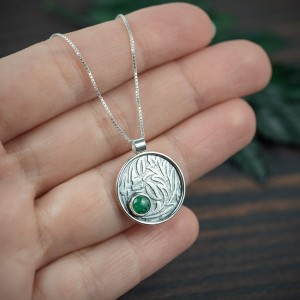 Srebrny wisiorek koło z listkami i awenturynem