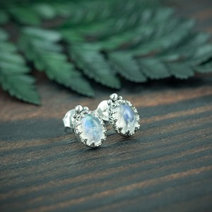 Celine - srebrne sztyfty z kamieniem księżycowym w koronie