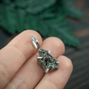 Srebrny wisiorek z meteorytem Campo del Cielo