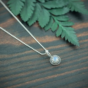 Bova II - srebrny naszyjnik z kamieniem księżycowym w ozdobnej oprawie