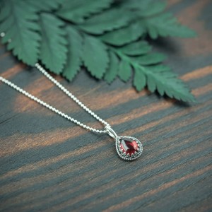 Mona II - srebrny naszyjnik z granatem i kuleczkami