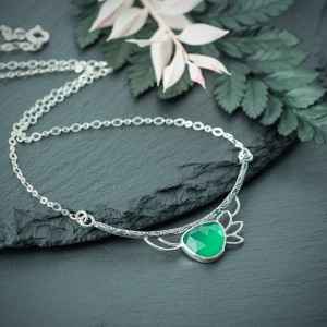 Fiona - ażurowy naszyjnik z chalcedonem zielonym i zdobieniem Flora