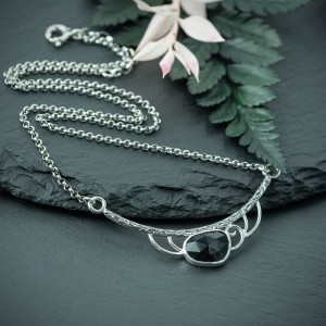 Helen - ażurowy naszyjnik z czarnym onyksem i zdobieniami Flora