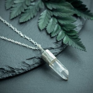 Iva - srebrny wisior z kryształem górskim w surowej oprawie