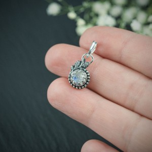 Wisiorek z kamieniem księżycowym i listkami