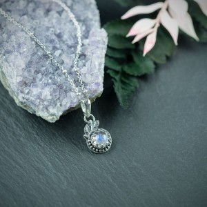 Naszyjnik z kamieniem księżycowym i listkami na zamówienie