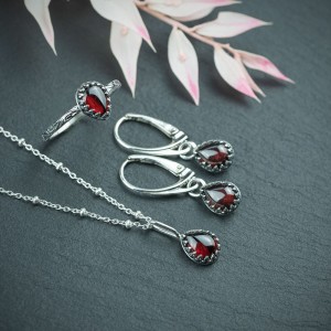 Komplet srebrnej biżuterii z granatem na zamówienie