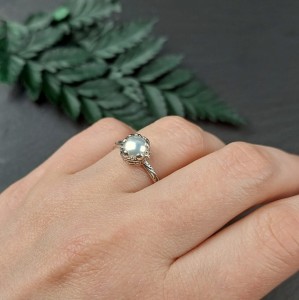 Srebrny pierścionek flora z białą perłą