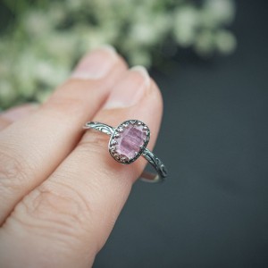Srebrny pierścionek flora z różowym turmalinem