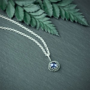 Lora II - srebrny naszyjnik z czarną perłą w koronce