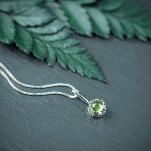 Elize II -srebrny naszyjnik z perydotem w ozdobnej oprawie
