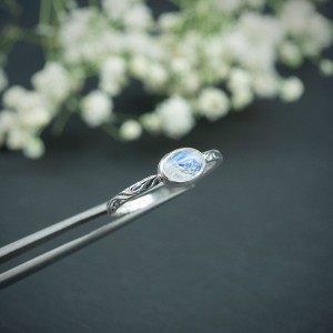 Srebrny pierścionek z kamieniem księżycowym i sercem