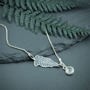 Srebrny naszyjnik z listkiem paproci i kryształem górskim
