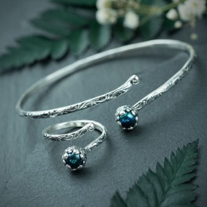 Srebrny kompet z ciemnymi perłami i wzorem Flora na zamówienie