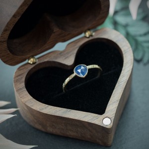 Złoty pierścionek zaręczynowy Flora z szafirem 