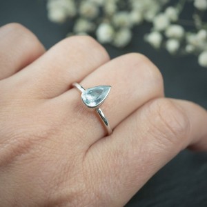 Srebrny pierścionek z akwamarynem i gładką obrączką