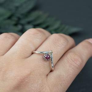 Srebrny pierścionek  w kształcie litery V z rubinem