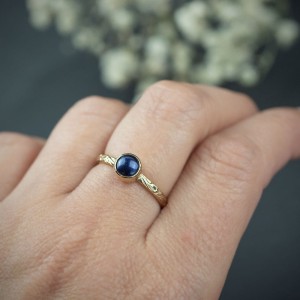 Złoty pierścionek zaręczynowy Flora z czarną perłą