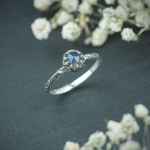 Srebrny pierścionek Flora z labradorytem w koronce na zamówienie