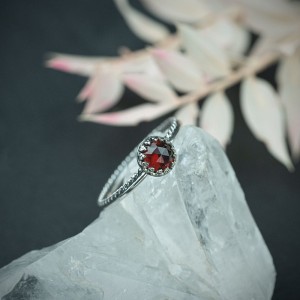 Srebrny pierścionek z granatem i podwójną zdobioną obrączką