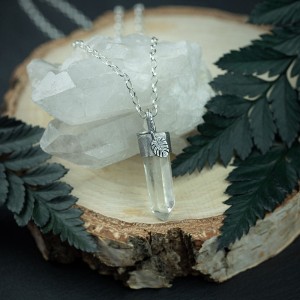 Wisior z kryształem górskim i listkiem monstery na zamówienie
