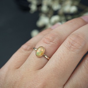 Złoty pierścionek z opalem i gładką obrączką