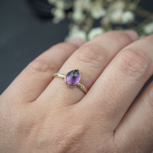 Złoty pierścionek Flora z ametystem na zamówienie