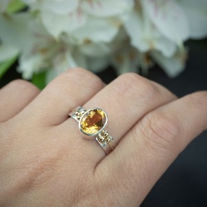 Srebrny pierścionek z cytrynem i złotymi zdobieniami