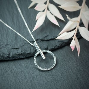 Lisa - srebrny naszyjnik koło z wzorem flora