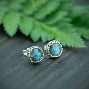 Reja - srebrne sztyfty z labradorytem w ozdobnej oprawie