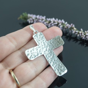 Srebrny wisior krzyż na zamówienie