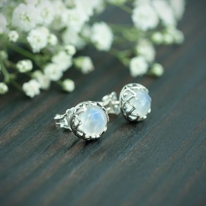 Sola - sztyfty z kamieniem księżycowym w srebrnej ażurowej oprawie