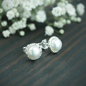 Miwa - srebrne sztyfty z naturalnymi perłami w ozdobnej obwódce