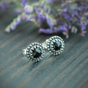 Nika - sztyfty z fasetowanym czarnym onyskem w koronce