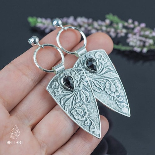 srebrne kolczyki trójkąty z kwiatami i spinel